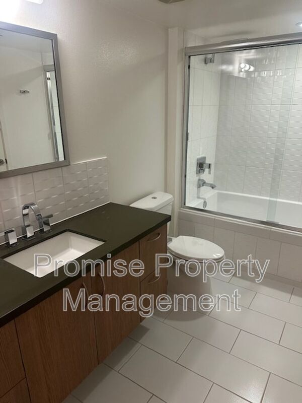 Building Photo - 12837 Moorpark St