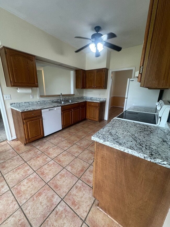 Building Photo - Lovely Ranch in Grassfield School District!