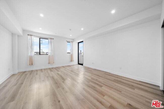 Building Photo - 5612 Lexington Ave