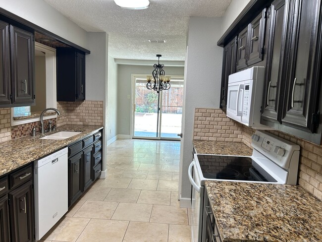 Building Photo - Self Showing - 3 Bedroom 2 bathroom