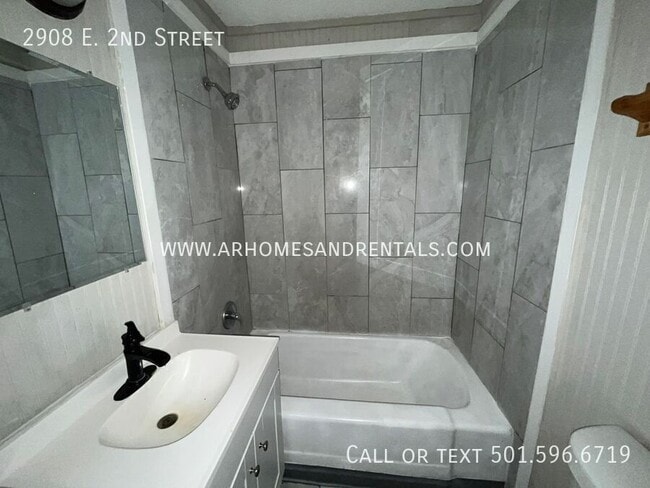 Building Photo - 2908 E 2nd St