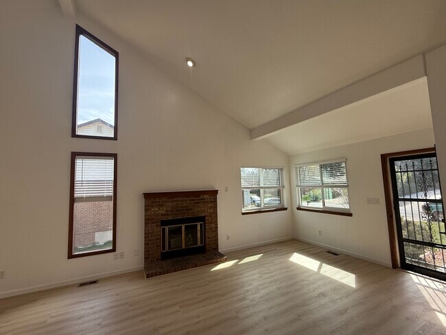 Building Photo - 2060 Yarrow St