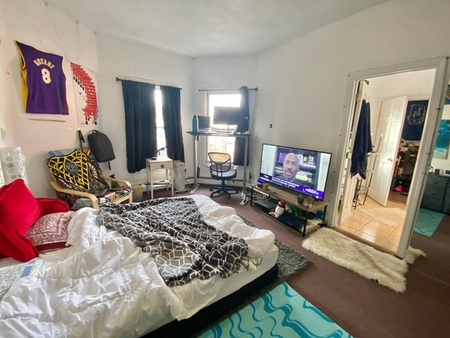 Building Photo - Awesome value four bedroom in Brookline