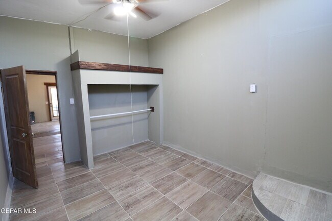 Building Photo - 5723 Alameda Ave