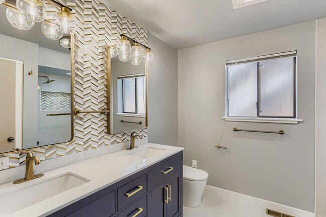 Building Photo - Laurelhurst View Home