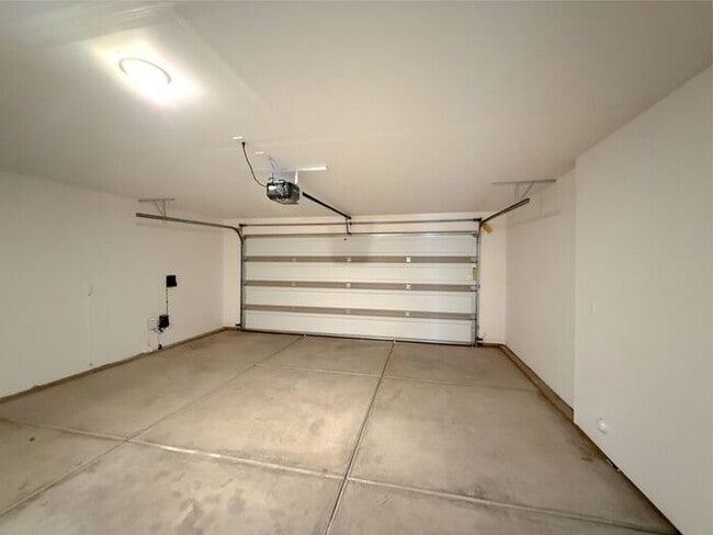 Building Photo - 4 Bed, 2.5 Bath home with 2 Car Garage