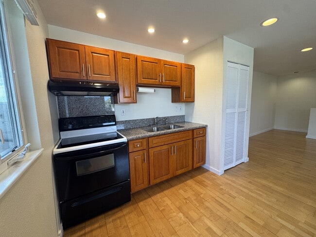 Building Photo - 1021 Koko Head Ave