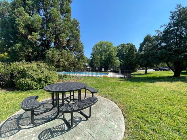 Building Photo - Spacious 2BR Townhome Near Downtown Carrbo...