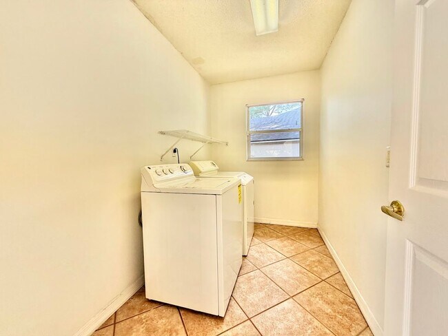 Building Photo - Large and Spacious 4/2 in Ideal Location!