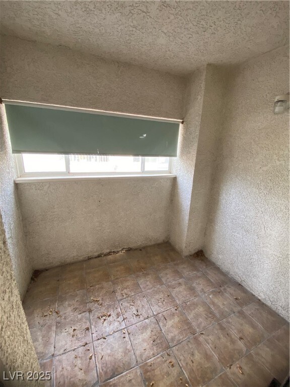 Building Photo - 4404 W Lake N Dr