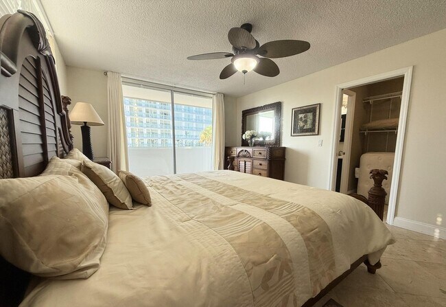 Building Photo - 3640 N Ocean Dr