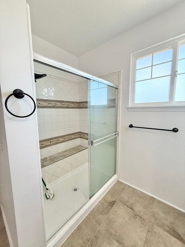 Building Photo - Beautiful 4-Bedroom, 3-Bath Former Model H...