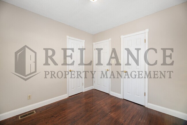 Building Photo - 4825 E Pine St