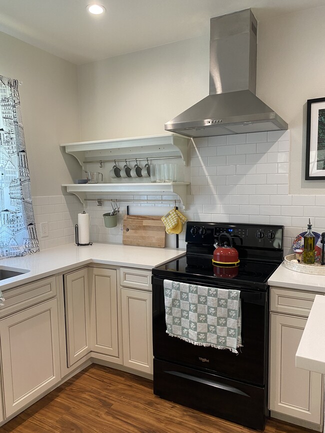 Building Photo - 6700 Columbia Dr