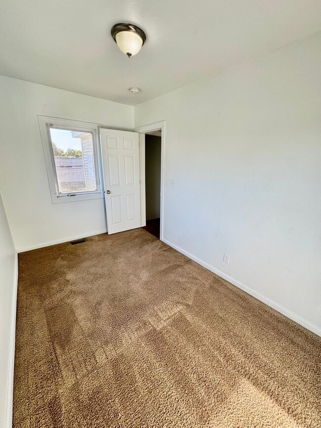 Building Photo - 5 Bedroom House - Available for Fall 2026 - Across from EMU!