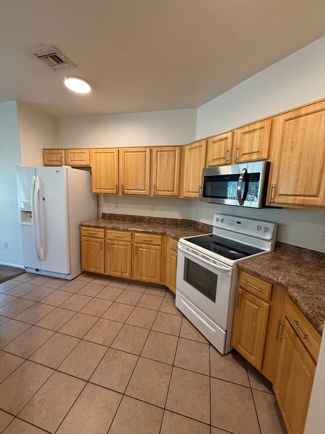 Building Photo - House For Rent