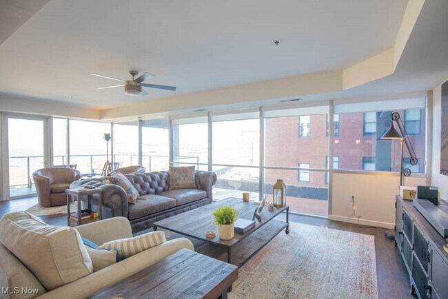 Building Photo - 701 W Lakeside Ave