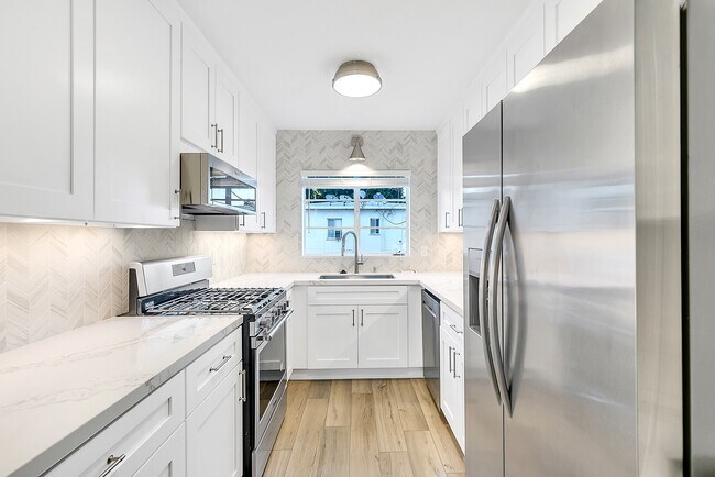 Building Photo - 419 S Rexford Dr