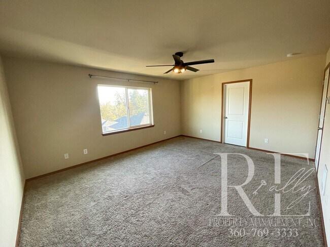 Building Photo - Spacious 3 bedroom