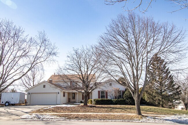 Building Photo - 1055 S Imperial Dr