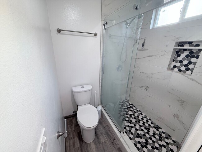 Building Photo - Eastlake Shores Downstairs Condo feat. Two Bedrooms and Two Bathrooms