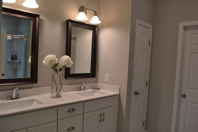 Building Photo - Beautiful Townhome Villa in Millstone Community