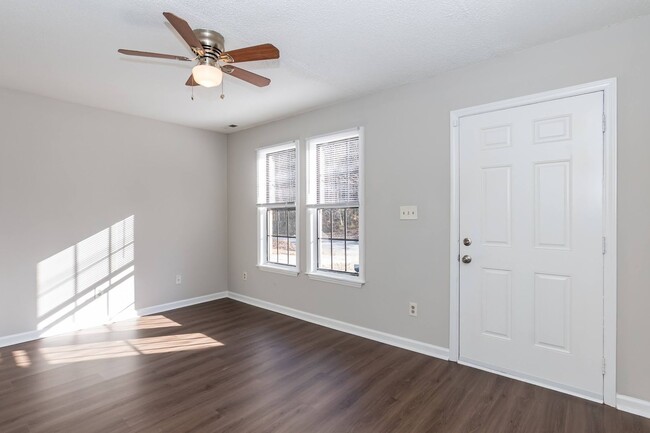 Building Photo - Two Bedroom Home!