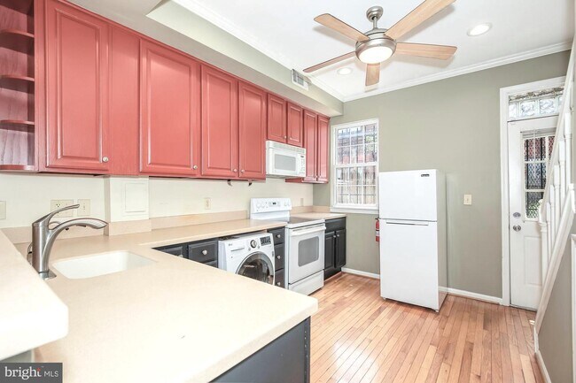 Building Photo - 225 Parker St NE