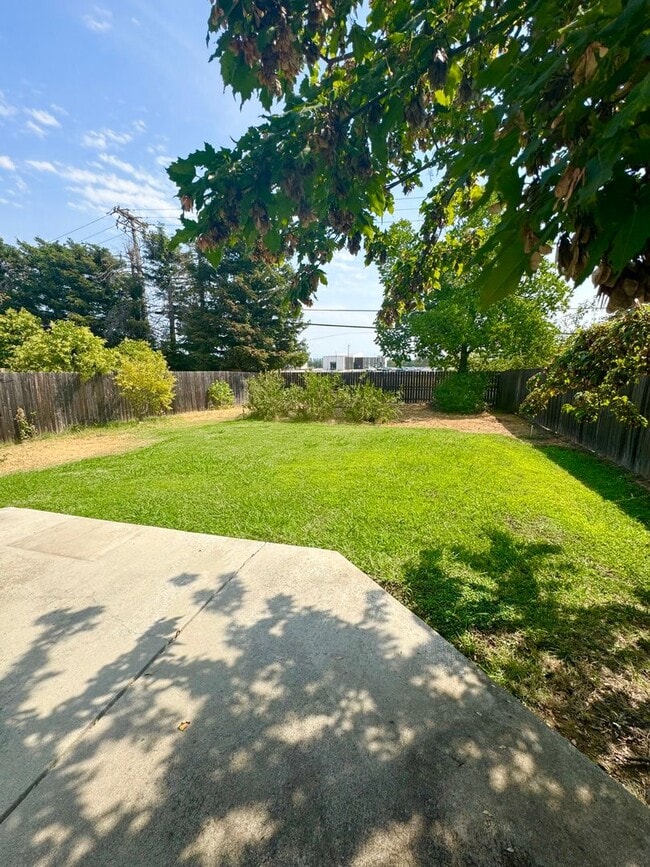 Building Photo - Fantastic Duplex in Desirable Location