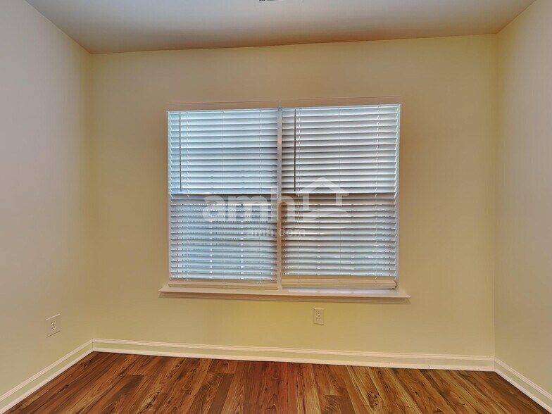 Building Photo - 163 Willow Point Cir