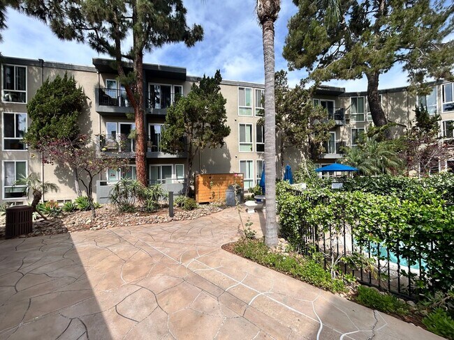 Building Photo - Stunning 1BD/1BA W/ Reserved Parking and Laundry On-Site in College East!