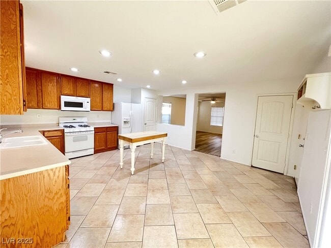 Building Photo - 11601 Giles St