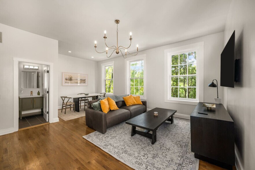 Primary Photo - 1326 Broadway