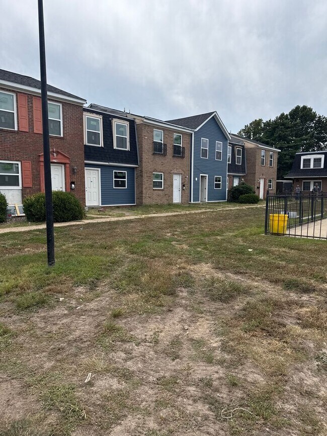 Building Photo - Newly Updated 1 Bedroom, 1 Bathroom Apartment! Close to Pool!