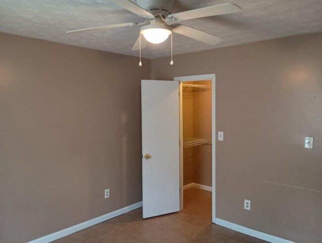 Building Photo - 405 Santa Fe Trail