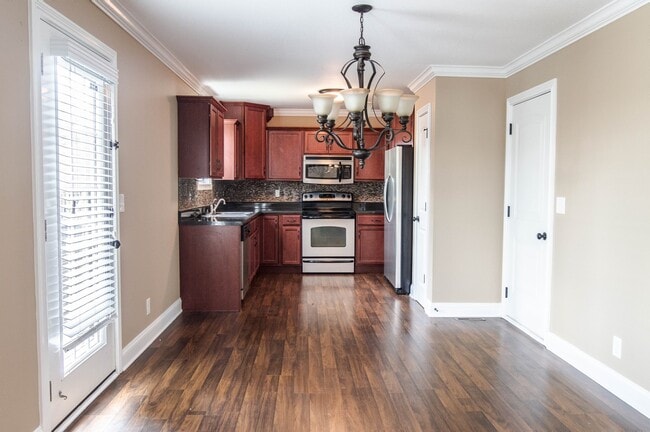 Building Photo - Two Story in Rossview!