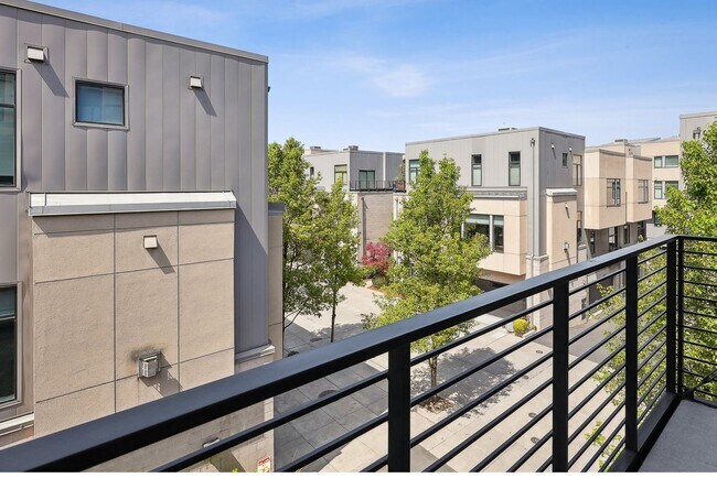 Building Photo - Riverfront Location, Luxury Townhome - End Corner Unit, Two En-Suites, Attached Garage