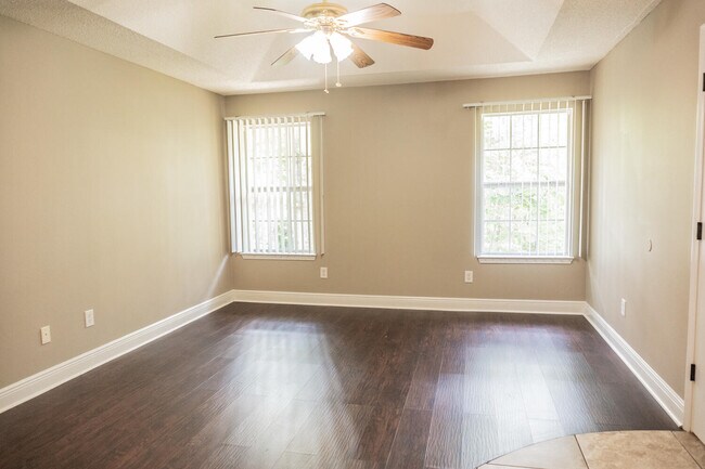 Building Photo - 211 Foxchase Way
