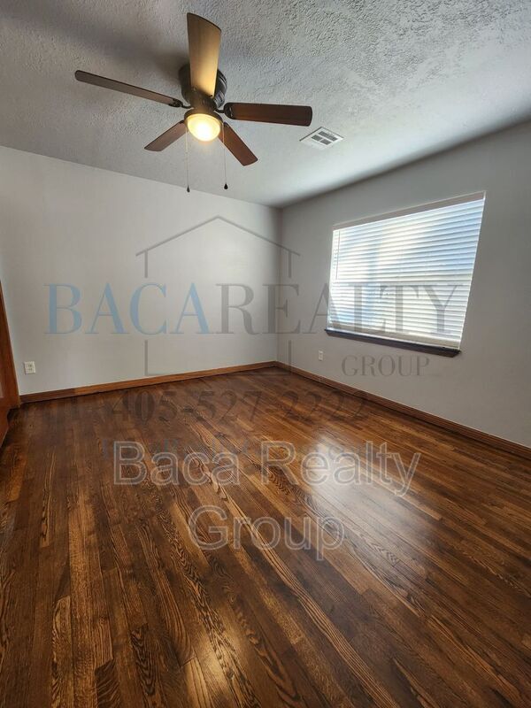 Building Photo - 630 S Lester Ln