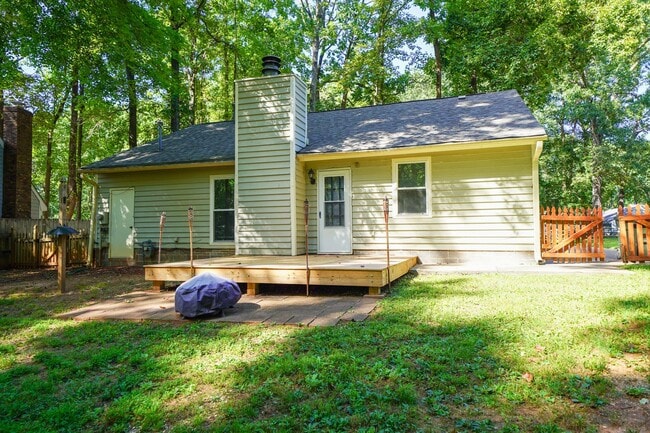 Building Photo - Mint Hill - 3 bed, 2 bath Large fenced bac...