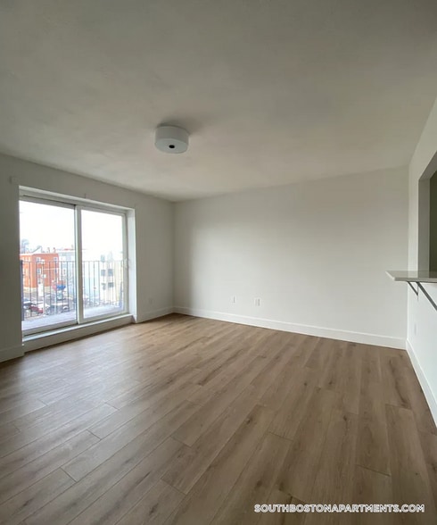 Building Photo - 741 E 6th St