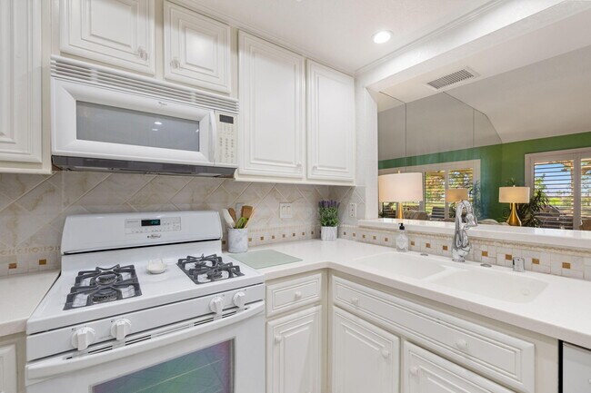Building Photo - 41484 Woodhaven Dr N