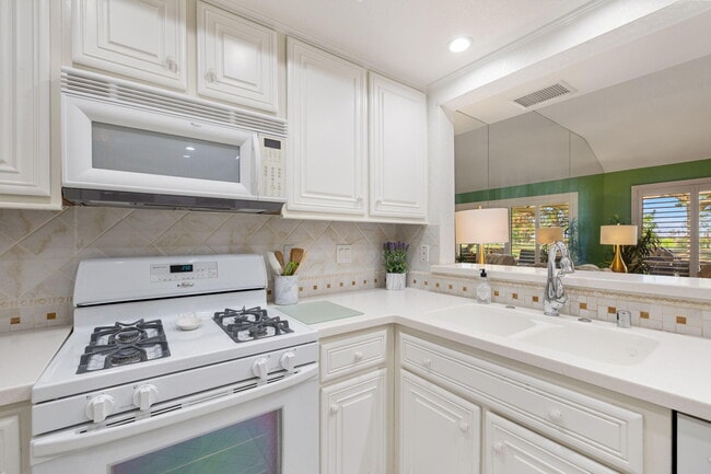 Building Photo - 41484 Woodhaven Dr W