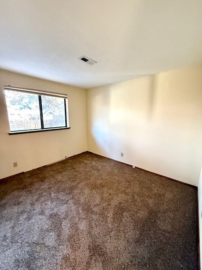 Building Photo - Lovely NE 3 Bedroom Home w/Large Yard & Mowing Included!