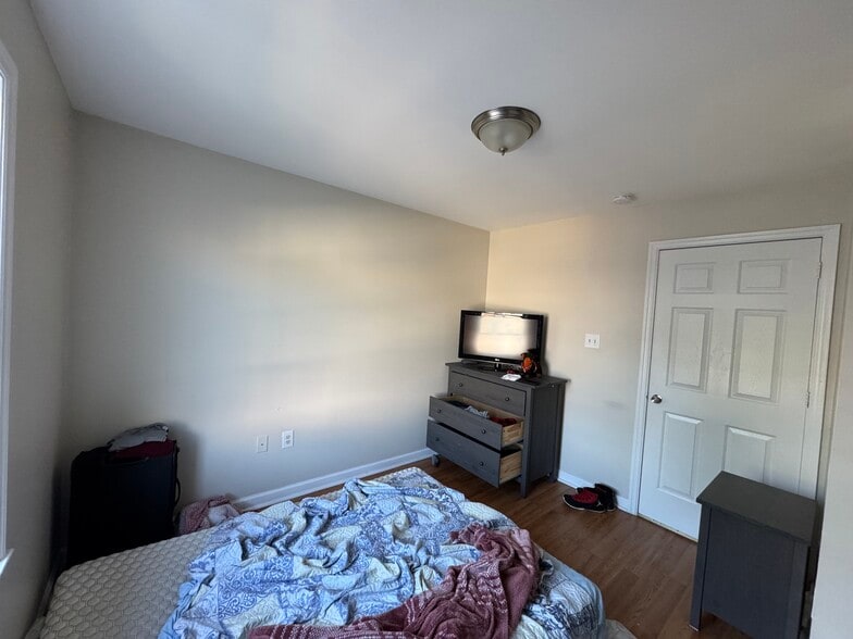 Building Photo - 70 Chadwick St