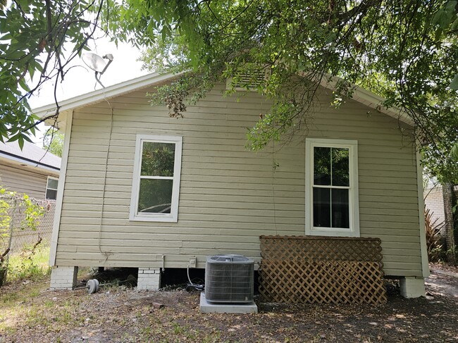 Building Photo - College Cottages