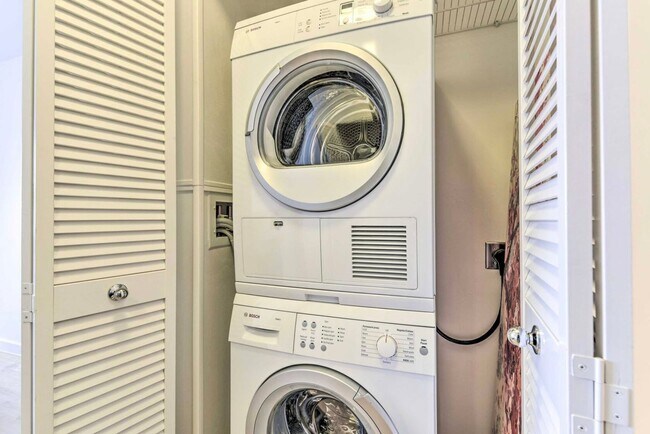Building Photo - COMING SOON!!! BEAUTIFUL 1BD/1BA CONDO IN EMERYVILLE CA