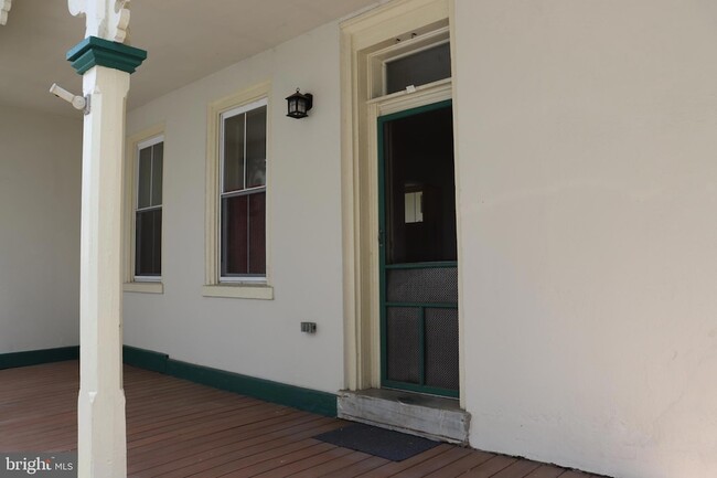 Building Photo - 421 Lyceum Ave