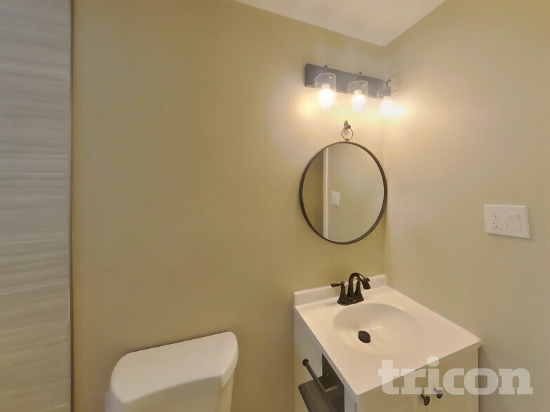 Building Photo - 6028 S 118th Pl