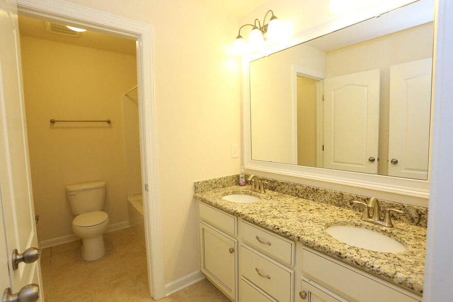 Hallway Full Bath with dual vanities - 2001 Trading Path Lane